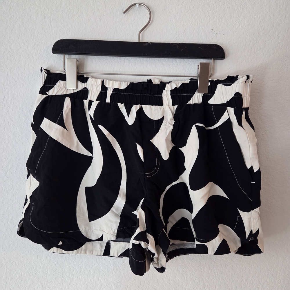 a new day Black and White Elastic Waist Shorts